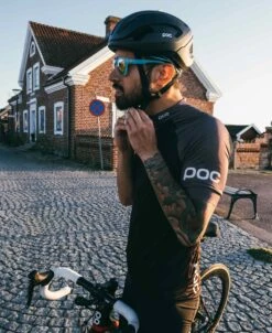 POC Essential Road Jersey -POC Shop PDP 58211 EssentialRoadJersey 8288 UraniumBlackSylvaniteGrey 03 776a68b4 177b 49ba a04c cc30906937c3 1